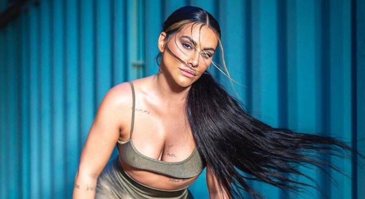 A atriz e cantora também desabafou sobre as críticas que mulheres recebem pela sensualidade