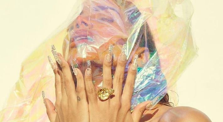 Cantora postou fotos no Instagram em que surge apenas com papel transparente para compor estética dos cliques e acabou levando os fãs à loucura
