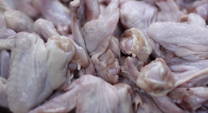 Depois das carnes de boi e de porco, agora o frango também deve ficar mais caro. Avicultores estão reduzindo a produção diante da dificuldade para encontrar milho e soja no mercado nacional