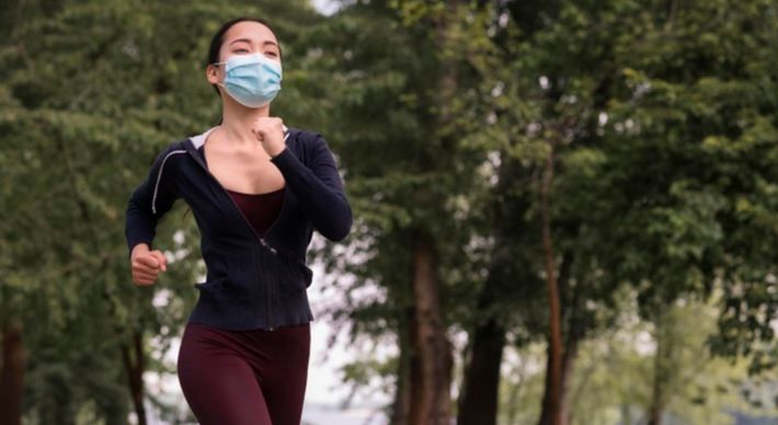 Correr de máscara faz mal? Existe algum tipo de acessório ideal? Educador físico explica que exercícios de ritmo moderado devem priorizados para garantir maior comodidade durante as atividades