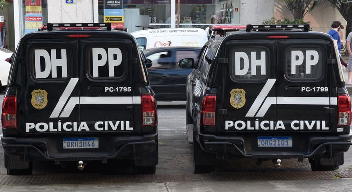 Os criminosos conseguiram quebrar a porta e invadiram a casa da família, de apenas três cômodos. Rapaz morto tinha passagem na polícia por envolvimento com o tráfico de drogas