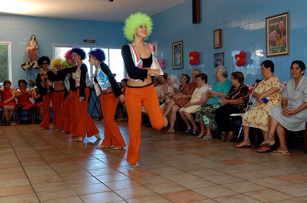 2006 - Apresentação das alunas da Escola de dança Cri-dança em comemoração ao dia das mães. por Marcos Fernandez/Arquivo A Gazeta
