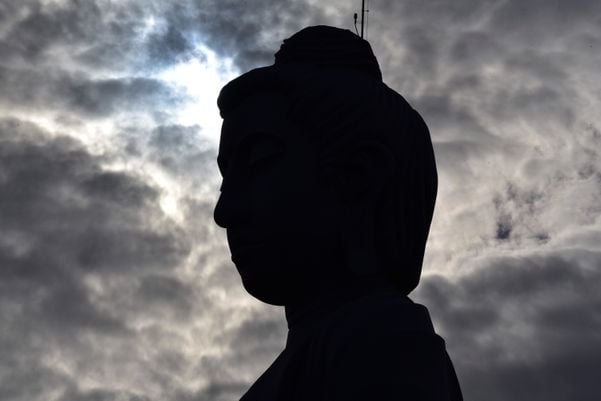 Construção do Buda na entrada do Mosteiro Zen Budista, em Ibiraçu por Ricardo Medeiros