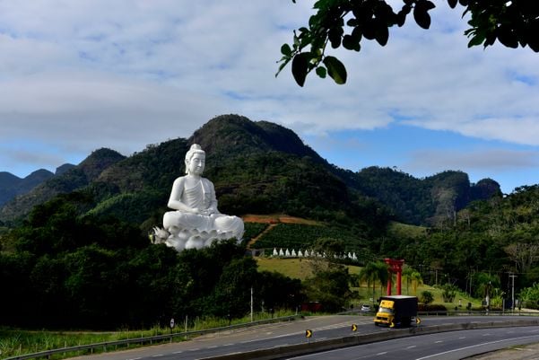 Construção do Buda na entrada do Mosteiro Zen Budista, em Ibiraçu por Ricardo Medeiros