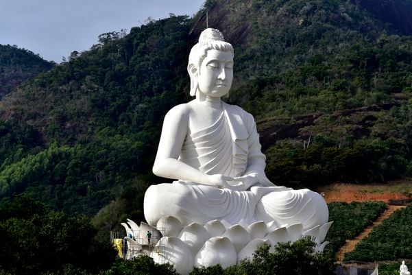 Construção do Buda na entrada do Mosteiro Zen Budista, em Ibiraçu por Ricardo Medeiros