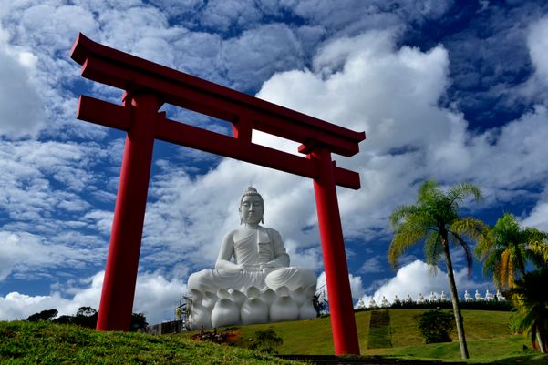 Construção do Buda na entrada do Mosteiro Zen Budista, em Ibiraçu por Ricardo medeiros
