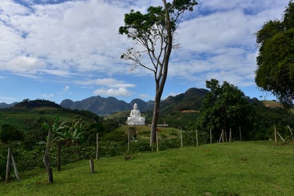 Construção do Buda na entrada do Mosteiro Zen Budista, em Ibiraçu por Ricardo medeiros