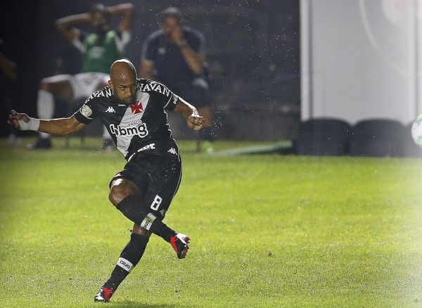 A imagem mostra Felipe Bastos batendo uma falta que resultou no segundo gol do Vasco