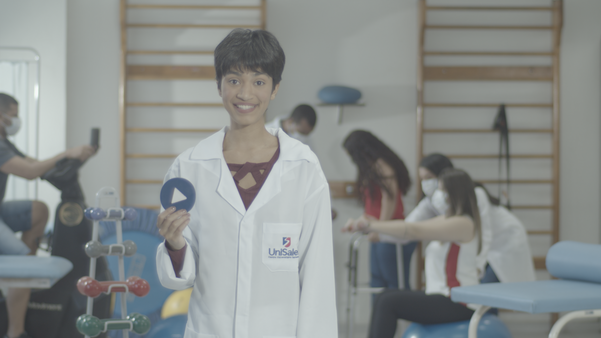 Nos encontros presenciais, aluno e seu grupo de trabalho colocam em prática o que aprenderam com orientação do professor