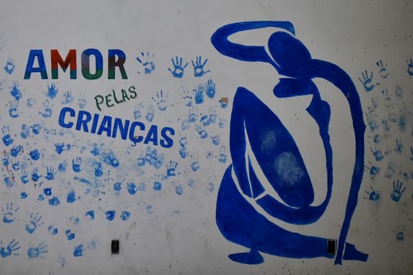 Parede com mensagens para crianças mostram que o espaço já foi ocupado por moradores por Fernando Madeira