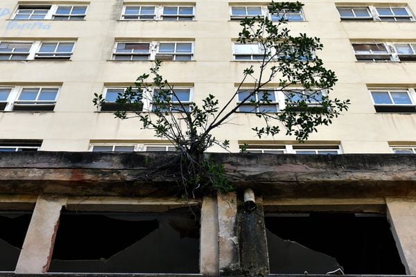 Sinais da ação do tempo na fachada do antigo prédio do Instituto de Aposentadorias e Pensões do Industriários (IAPI). por Fernando Madeira