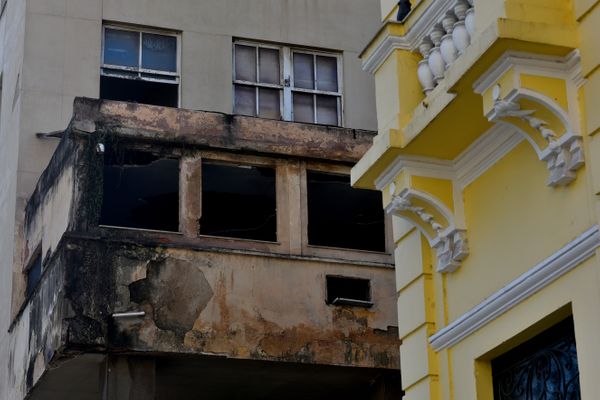 Contraste revela o velho e o novo. Prédio do antigo IAPI fica ao lado do Teatro Carlos Gomes, no Centro de Vitória. por Fernando Madeira