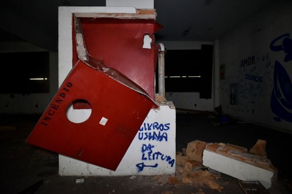 Destruição por toda parte no antigo prédio do IAPI por Fernando Madeira