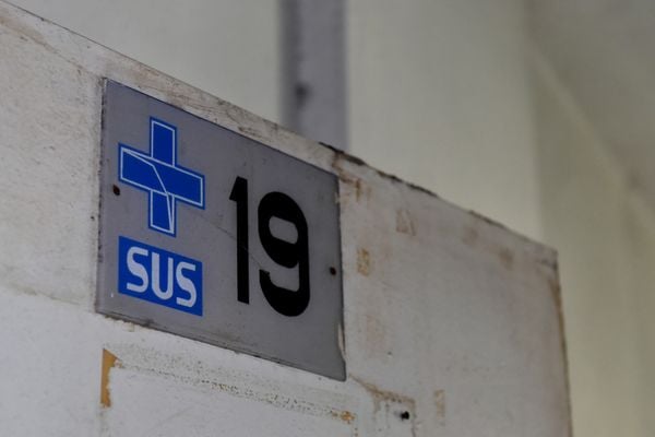 Placa do SUS na porta do que foi um dos consultórios médicos no prédio do IAPI por Fernando Madeira