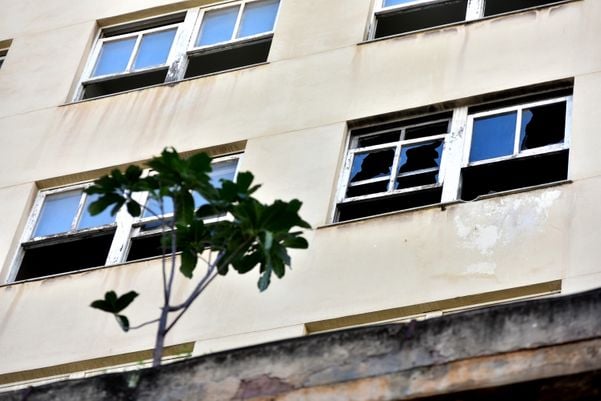 Sinais da ação do tempo na fachada do antigo prédio do Instituto de Aposentadorias e Pensões do Industriários (IAPI). por Fernando Madeira