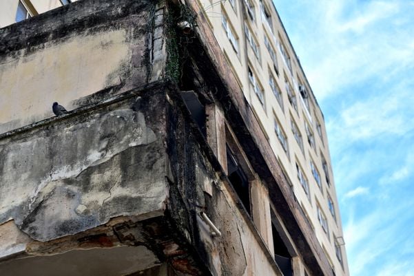 Sinais da ação do tempo na fachada do antigo prédio do Instituto de Aposentadorias e Pensões do Industriários (IAPI). por Fernando Madeira