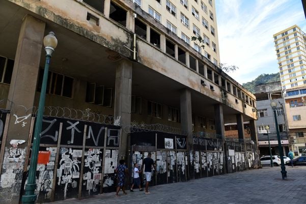 Fachada do antigo prédio do Instituto de Aposentadorias e Pensões do Industriários (IAPI). por Fernando Madeira