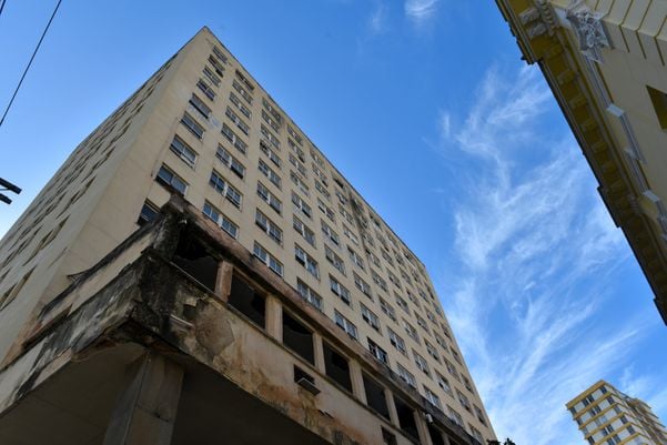 Fachada do antigo prédio do Instituto de Aposentadorias e Pensões do Industriários (IAPI). por Fernando Madeira
