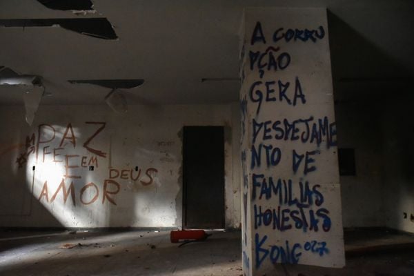Mensagens nas paredes revelam que o prédio foi ocupado durante um tempo por Fernando Madeira