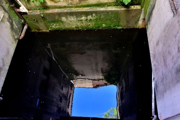 Água da chuva encheu a garagem do subsolo do antigo prédio do Instituto de Aposentadorias e Pensões do Industriários (IAPI).  por Fernando Madeira