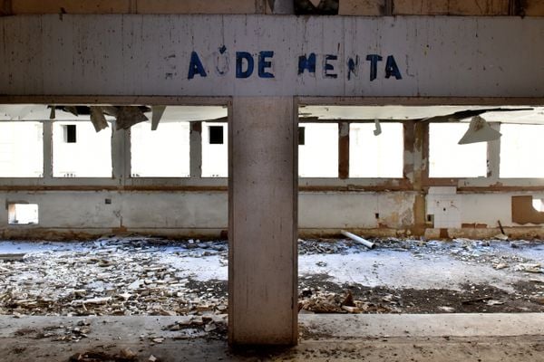 Ação do tempo destrói teto do antigo prédio do Instituto de Aposentadorias e Pensões do Industriários (IAPI). por Fernando Madeira