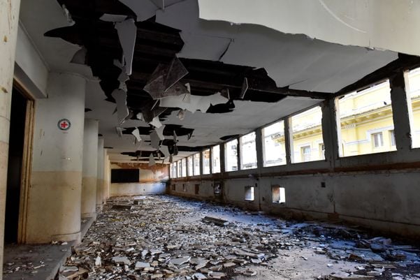 Ação do tempo destrói teto do antigo prédio do Instituto de Aposentadorias e Pensões do Industriários (IAPI). por Fernando Madeira