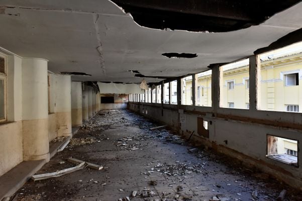Ação do tempo destrói teto do antigo prédio do Instituto de Aposentadorias e Pensões do Industriários (IAPI). por Fernando Madeira