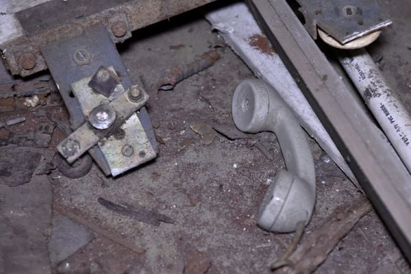 Telefone da época em que o prédio do antigo IAPI estava em funcionamento. por Fernando Madeira