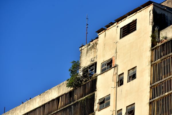 Fachada do antigo prédio do Instituto de Aposentadorias e Pensões do Industriários (IAPI). por Fernando Madeira