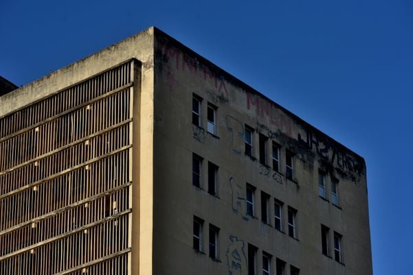 Fachada do antigo prédio do Instituto de Aposentadorias e Pensões do Industriários (IAPI). por Fernando Madeira