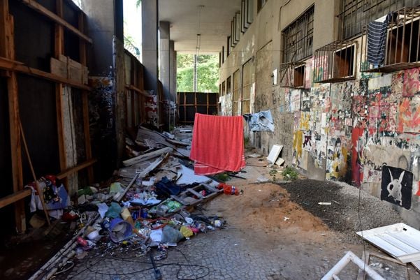 Área isolada por tapumes esconde muito lixo no antigo Antigo prédio do Instituto de Aposentadorias e Pensões do Industriários (IAPI). por Fernando Madeira
