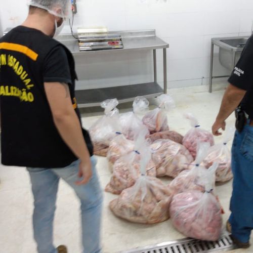 A polícia informou que outros produtos como queijo e material de limpeza também estavam irregulares e foram apreendidos. O nome do supermercado, que fica em Vila Velha, não foi divulgado