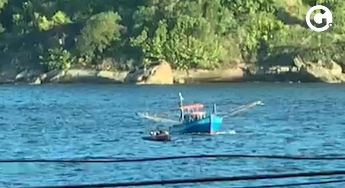 Imagens registradas por um internauta de A Gazeta mostram uma embarcação rebocando o veículo e ajudando a tirar as pessoas da água