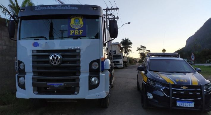 De acordo com a PRF, o veículo apresentava sinais de adulteração de numeração no chassi e no motor; roubo teria acontecido em março de 2019, em Minas Gerais