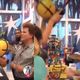 Imagem - Mulher quebra obra de Romero Britto avaliada em R$ 1,9 mil na frente do artista