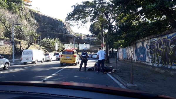 Acidente envolvendo motociclista deixa trânsito complicado na Curva do Saldanha, em Vitória