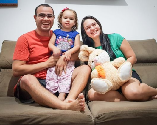 Arlys Souza e a esposa, Amanda, se revezam nos cuidados com a pequena Alana. Crédito: Acervo pessoal/ Arlys Souza
