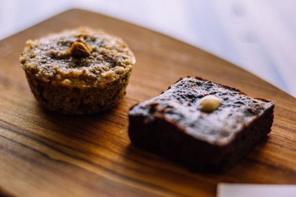 Bolinho de pistache e brownie de cacau low carb da confeitaria Santé Doces Saudáveis, em Vitória