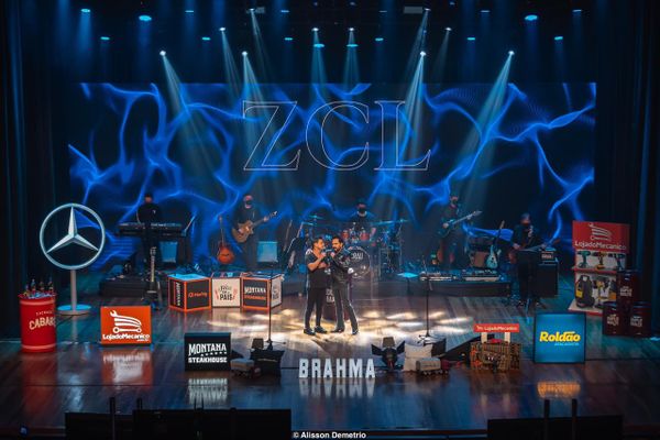 Os cantores sertanejos Zezé Di Camargo e Luciano durante live show