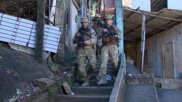 Operação da PC e Força Nacional no Morro da Garrafa por Reprodução TV Gazeta