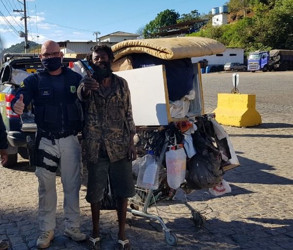 PRF deu carona para andarilho que descia a BR 262, em Domingos Martins