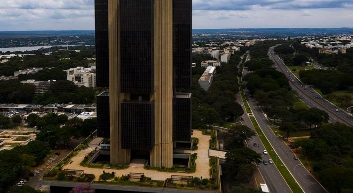 A desorganização da campanha de vacinação e a descoordenação federativa também cobram o seu preço na frágil retomada econômica