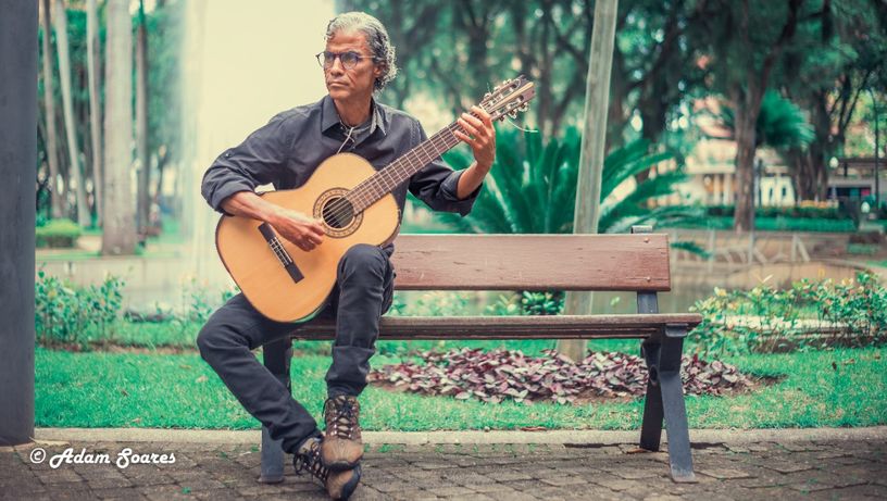Elias Belmiro faz live solidária e fala da recuperação do vício em álcool