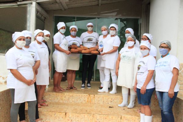 Mulheres de São Pedro do Frio, em Colatina, produzem pães e bolos por Divulgação