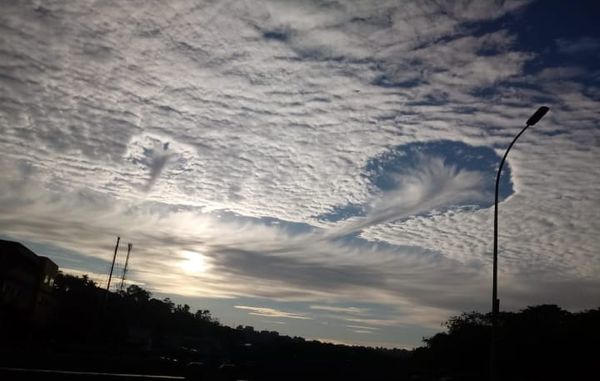 Nuvem  do tipo Autocumulus Stratiformis apareceu no céu de cidades do sul do Espírito Santo por Internauta