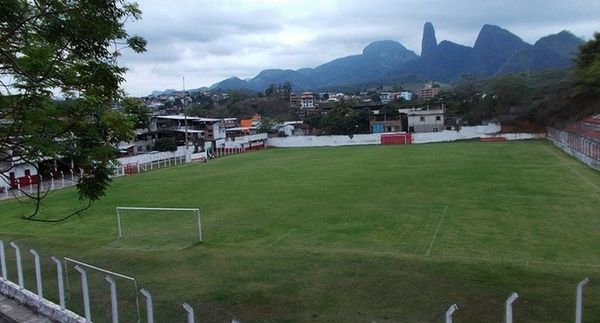 Estádio Moreira Rabello, com vista para o Pico do Itabira