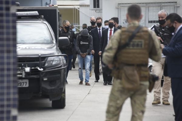 Preso acusado de estuprar e engravidar a sobrinha em São Mateus chega ao DML por Vitor Jubini