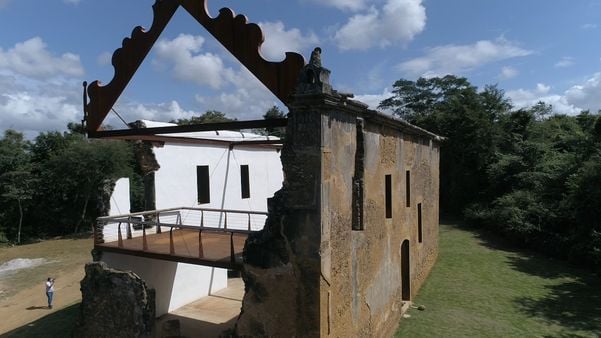 Ao subir as escadas presentes no meio da igreja, o visitante chega ao segundo andar onde se poderá apreciar a vista do sítio arqueológico.  por Luciney Araújo
