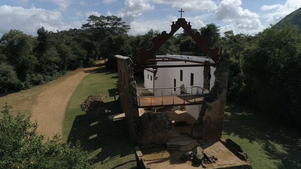 Ruínas da igreja de São José do Queimado, em Serra Sede por Luciney Araújo