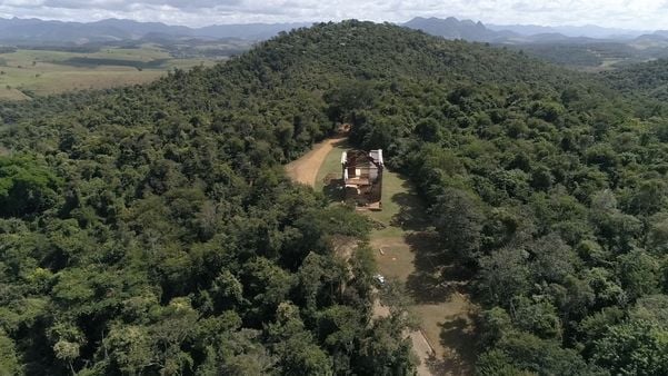 Algumas árvores hoje impedem a plena vista da cidade, mas a prefeitura estuda ainda se vai derrubá-las ou mantê-las para atrativo do ponto turístico. por Luciney Araújo